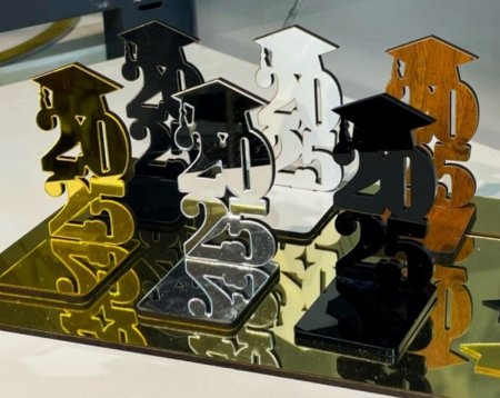 قطعة تخرج اكريلك او خشب للتوزيعات